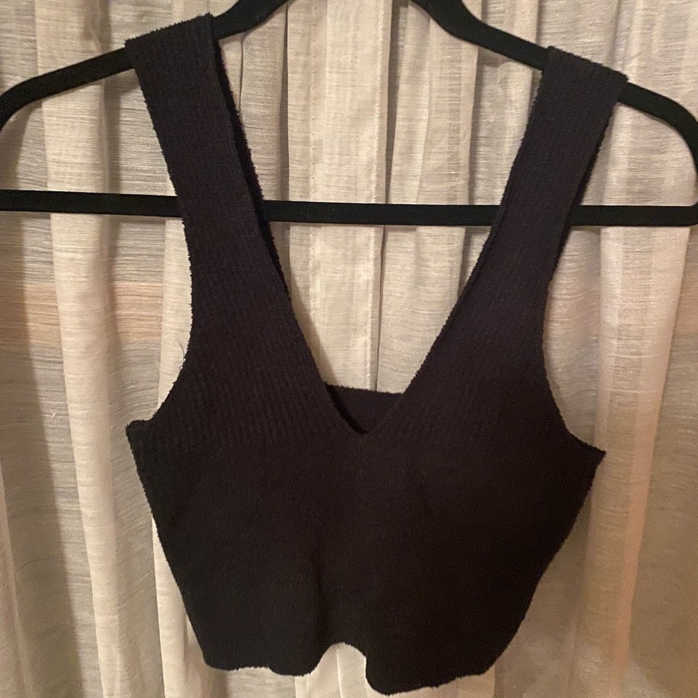 Black crop tank (NWT)